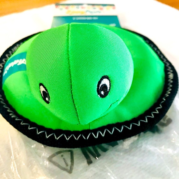 Dog Toy that Floats. Great for the pool ocean river etc. It’s 10 inches Round - Picture 1 of 4